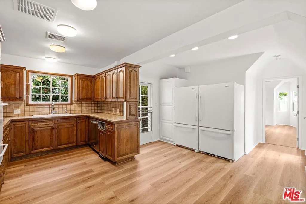 512 N Elm Drive, Beverly Hills, California 90210 home-pic-17