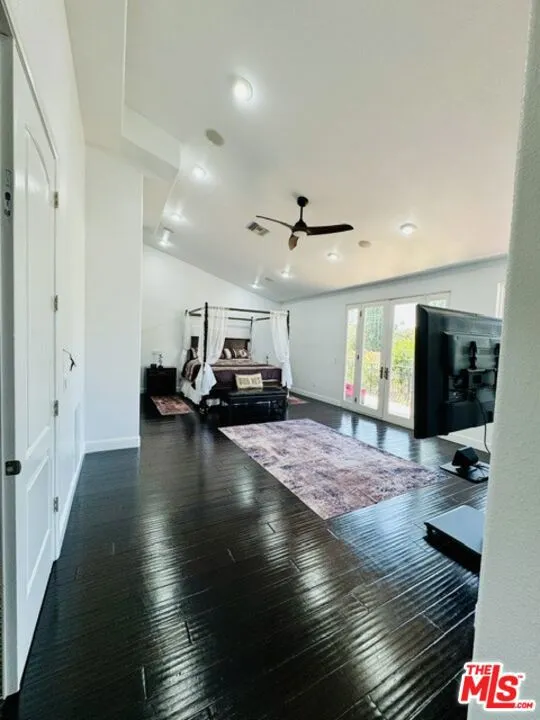 Master Bedroom 25' x 16.5'