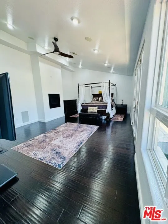 Master Bedroom 25' x 16.5'