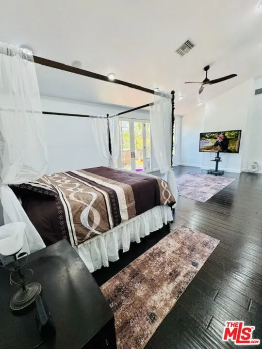 Master Bedroom 25' x 16.5'