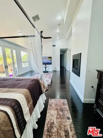 Master Bedroom 25' x 16.5'