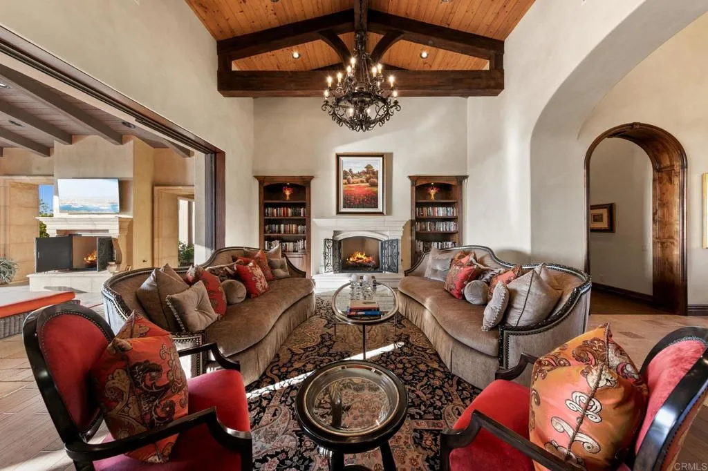 Huge volume ceilings with crafted beams enhancing the space.