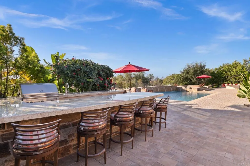 Outdoor kitchen