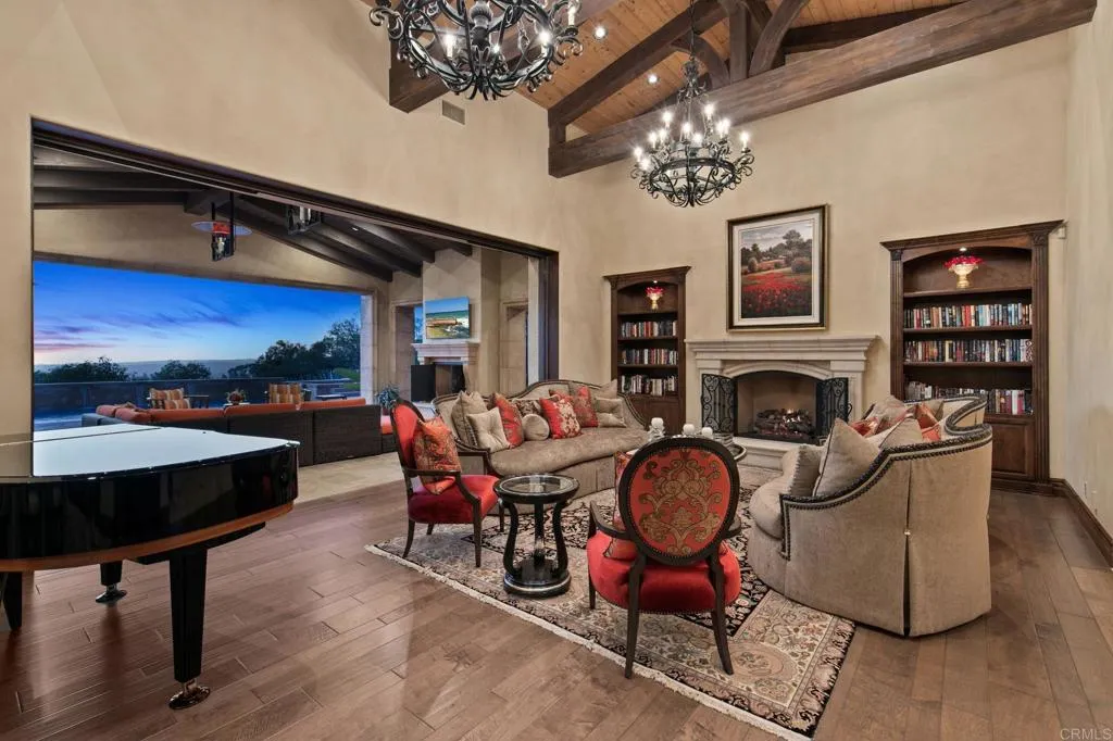 Entertaining is a breeze with open living concept not to mention the endless views.