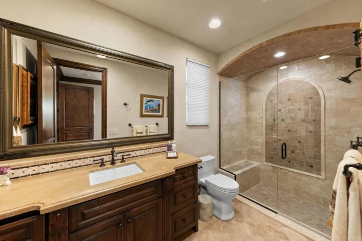 Spacious secondary bathroom