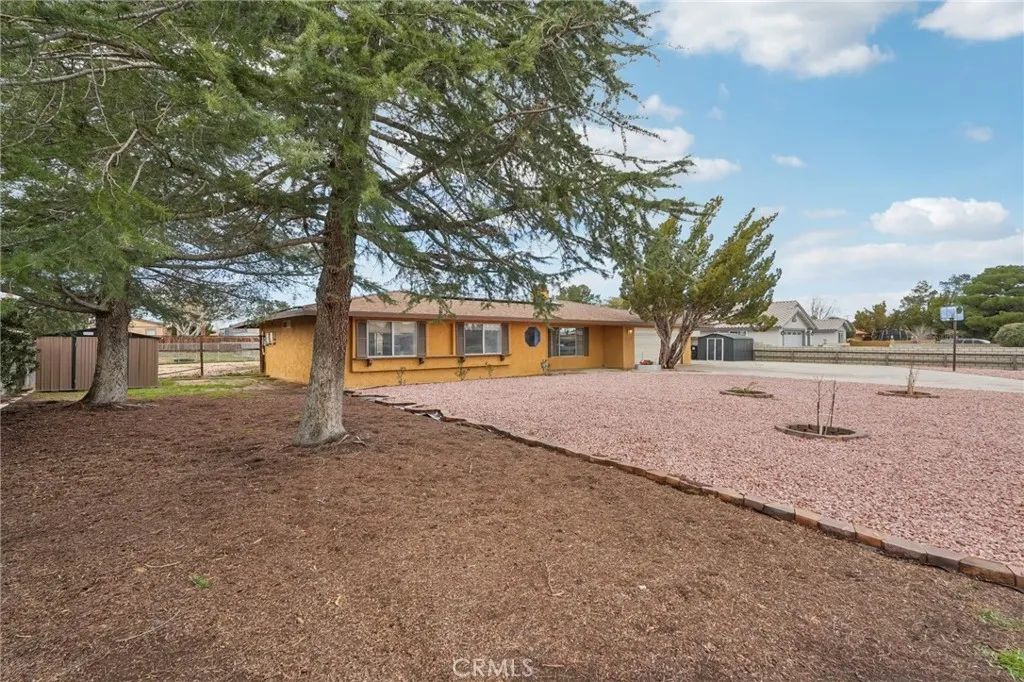 13954 Cronese Road, Apple Valley, California 92307 home-pic-2