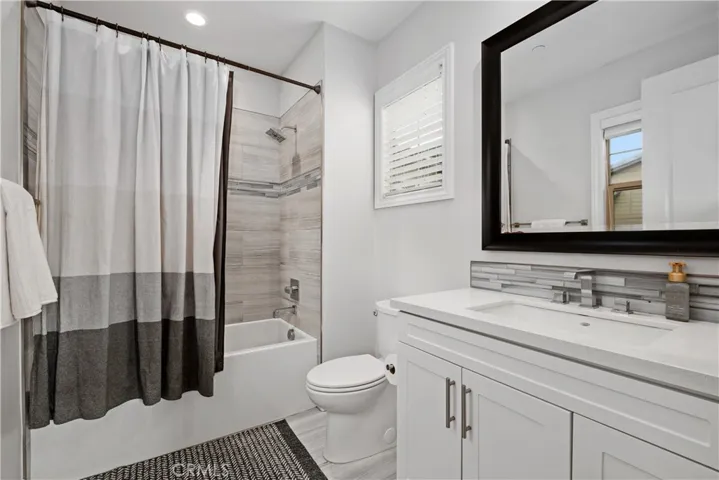 Full ensuite bathroom upstairs