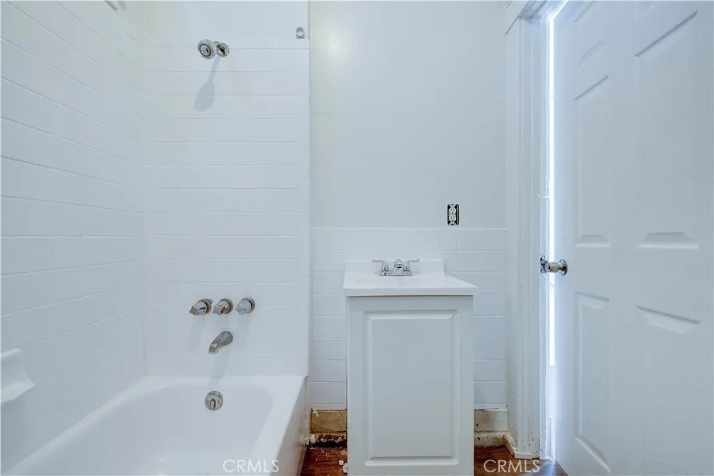 458 W Vernon, Los Angeles, California 90037 home-pic-8