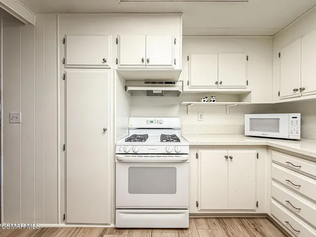 cKitchen and Dining9