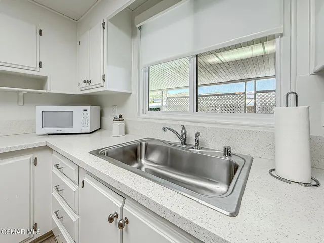 cKitchen and Dining10