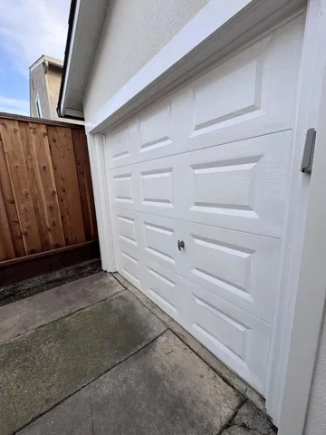 Detached 1 car garage.