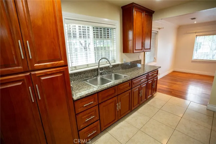 Great kitchen with lots of cabinets.