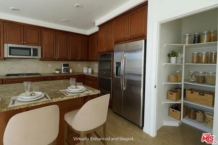 breakfast bar and walk in pant