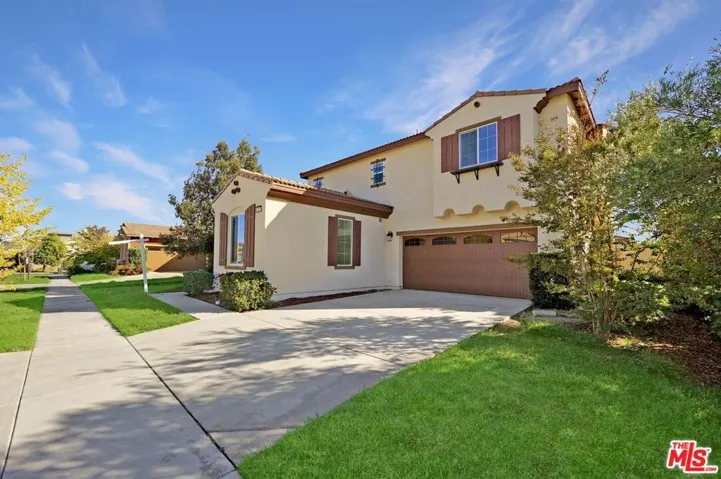 driveway. Lennar Home. big flo