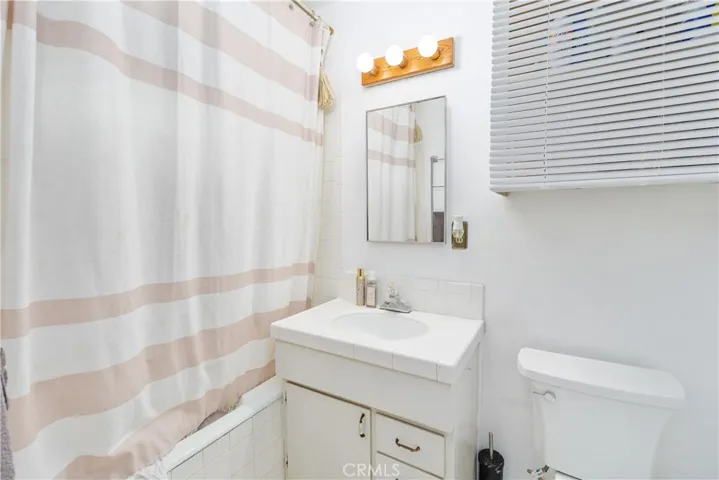 Primary bedroom en suite bathroom