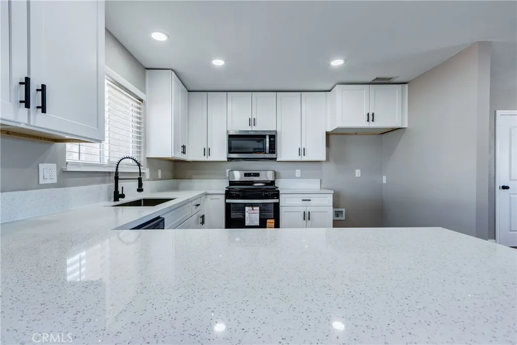 16469 Chippewa, Apple Valley, California 92307 home-pic-16