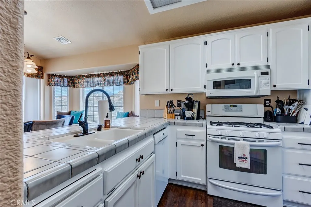 7170 Joshua, Oak Hills, California 92344 home-pic-25