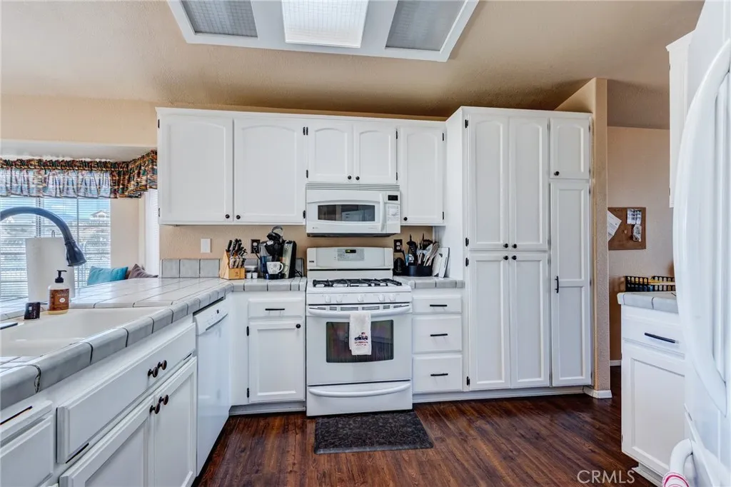 7170 Joshua, Oak Hills, California 92344 home-pic-24
