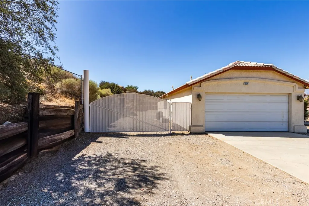 7170 Joshua, Oak Hills, California 92344 home-pic-14