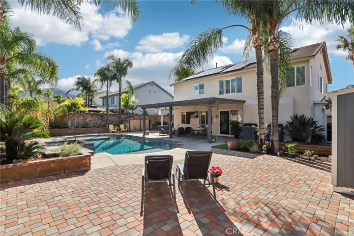 Well-kept yard, easy to maintain
