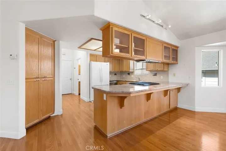 Kitchen, dining bar.