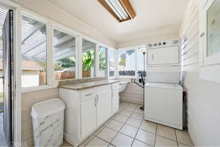 117 E Sycamore St: Laundry Room
