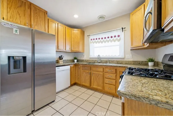 117 E Sycamore St: Kitchen