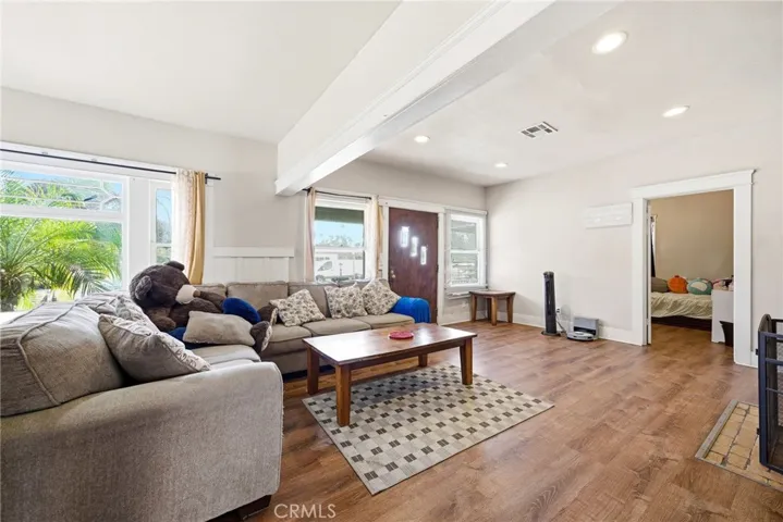 117 E Sycamore St: Living Room