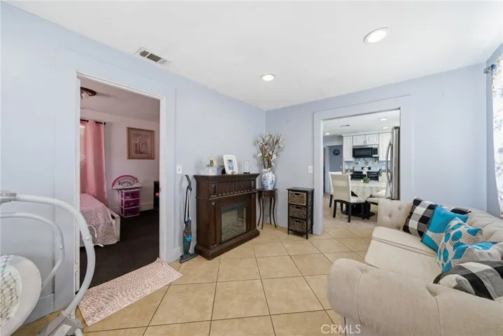 117.5 E Sycamore St: Living Room