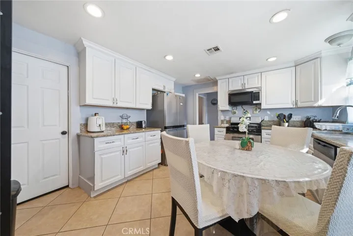 117.5 E Sycamore St: Dining Room/Kitchen