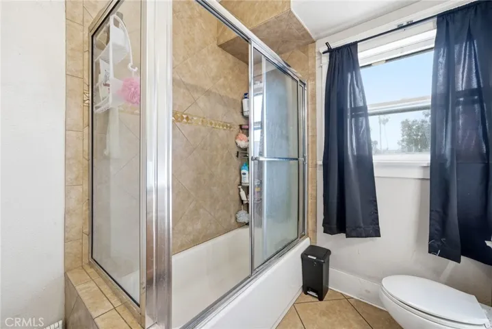 117 E Sycamore St: Bathroom