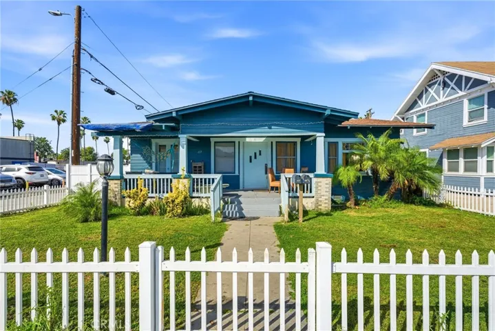 117 E Sycamore St Front Entrance