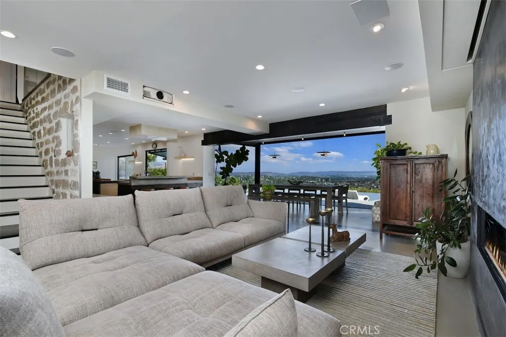6100 Maury Avenue, Woodland Hills, California 91367 home-pic-8