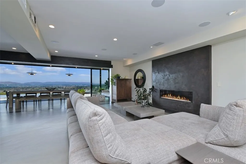 6100 Maury Avenue, Woodland Hills, California 91367 home-pic-9