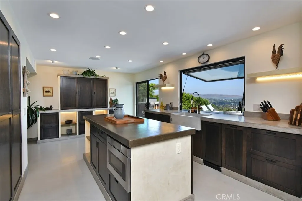 6100 Maury Avenue, Woodland Hills, California 91367 home-pic-13