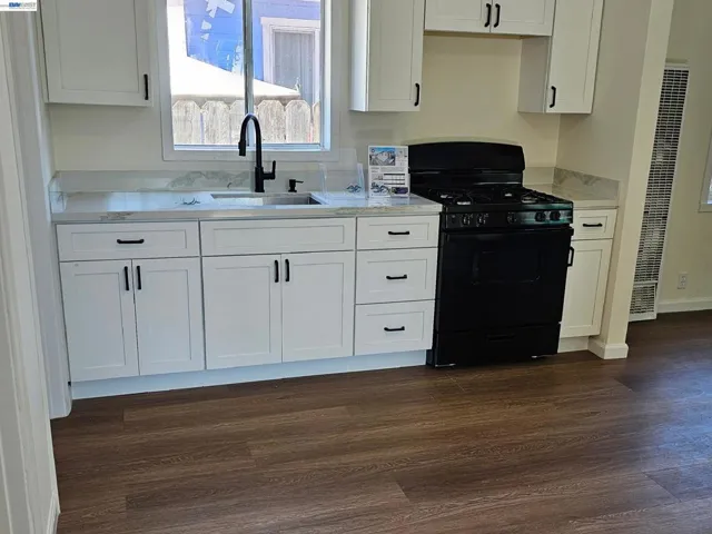 kitchen w/stove
