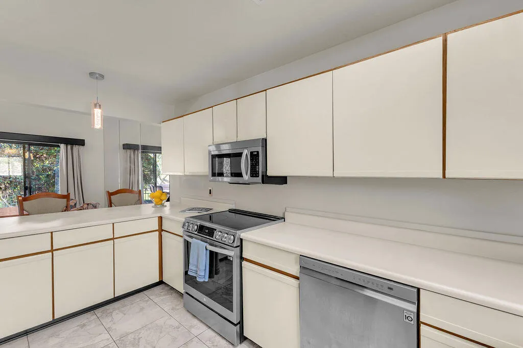 204 Lakecrest Lane, Palm Desert, California 92260 home-pic-12