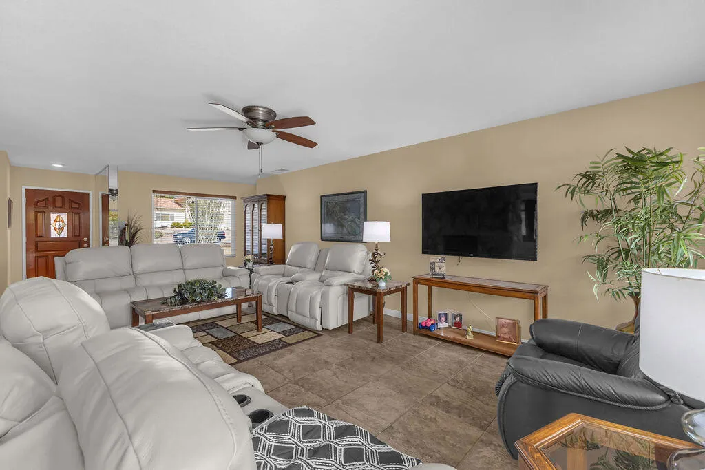 64543 Pinehurst Circle, Desert Hot Springs, California 92240 home-pic-6