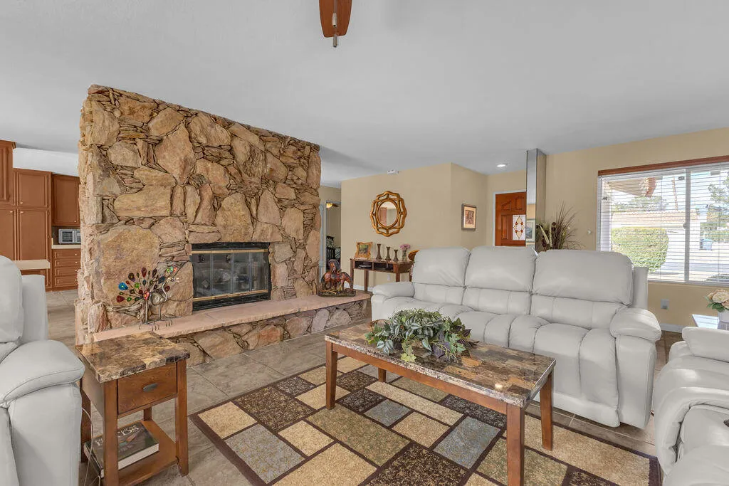 64543 Pinehurst Circle, Desert Hot Springs, California 92240 home-pic-5