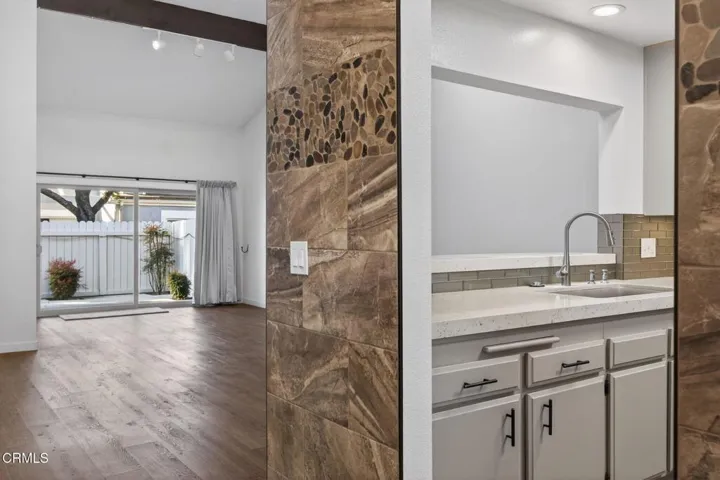 9-web-or-mls-Upmarketmedia_449Ree-027