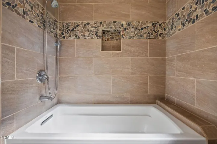 30-web-or-mls-Upmarketmedia_449Ree-089