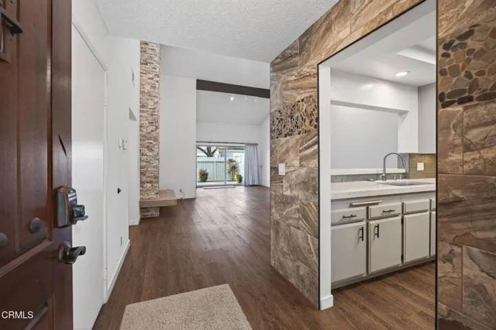 8-web-or-mls-Upmarketmedia_449Ree-022