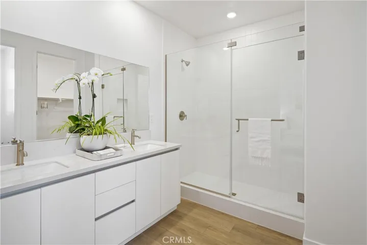 2nd Level Primary Suite En-Suite Bathroom