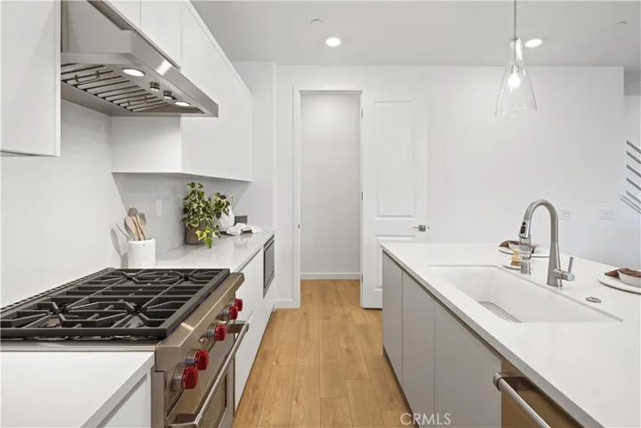 Gourmet Kitchen Wolf Appliances with walk-in Pantry