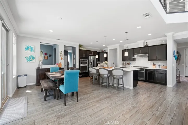 Informal dining area, lots of space!!