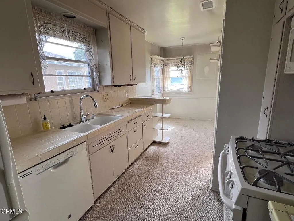 715 W Robert Avenue, Oxnard, California 93030 home-pic-7
