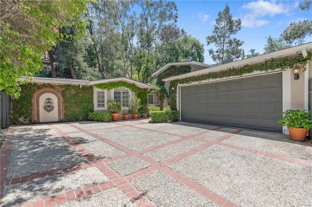 3818 Hayvenhurst Avenue, Encino, California 91436 home-pic-1