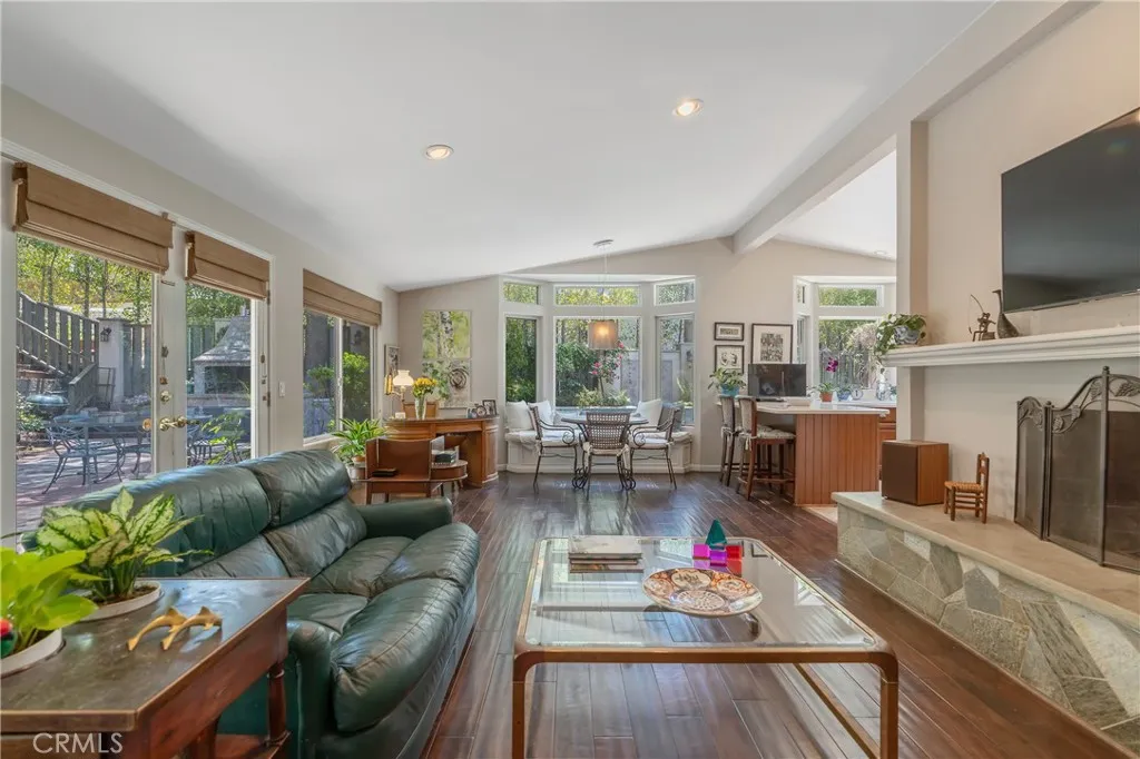 3818 Hayvenhurst Avenue, Encino, California 91436 home-pic-17