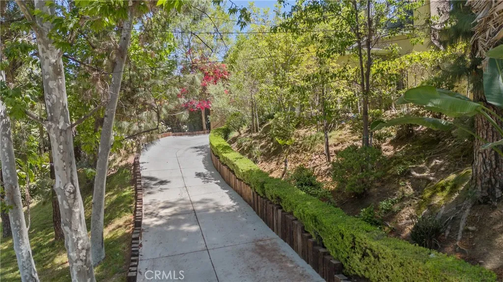 3818 Hayvenhurst Avenue, Encino, California 91436 home-pic-33