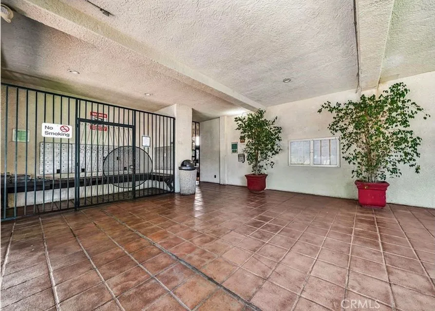5460 White Oak G101, Encino, California 91316 home-pic-2